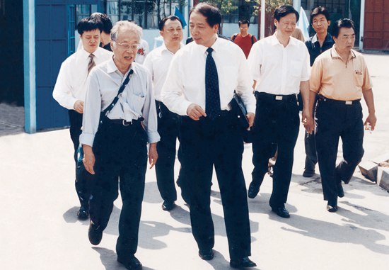 中科院院士何祚庥視察天能集團.jpg
